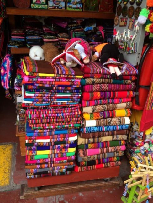Tissus-alpaga-peru-Lima-marche artisanal