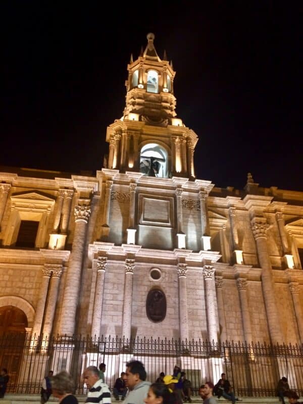 Place-arequipa-perou-palmier-cathedrale