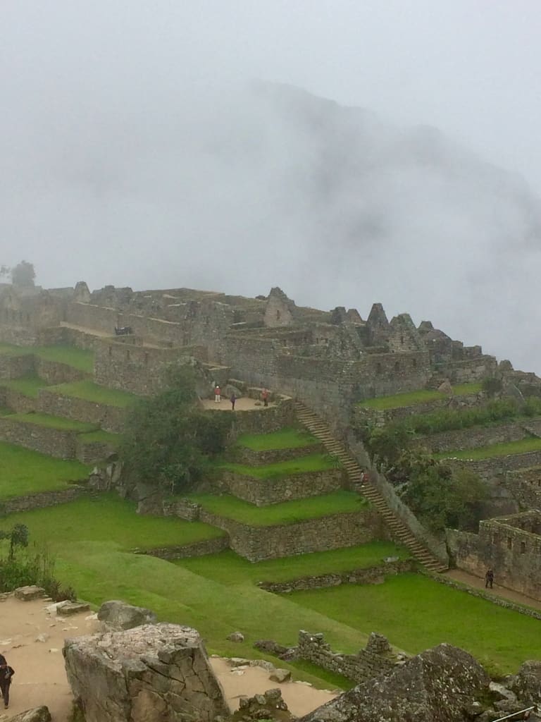 Machu picchu-montagne sacrée-merveille du monde-labyrinthe-pluie-touristes-Cusco-Agua Caliente-Perou