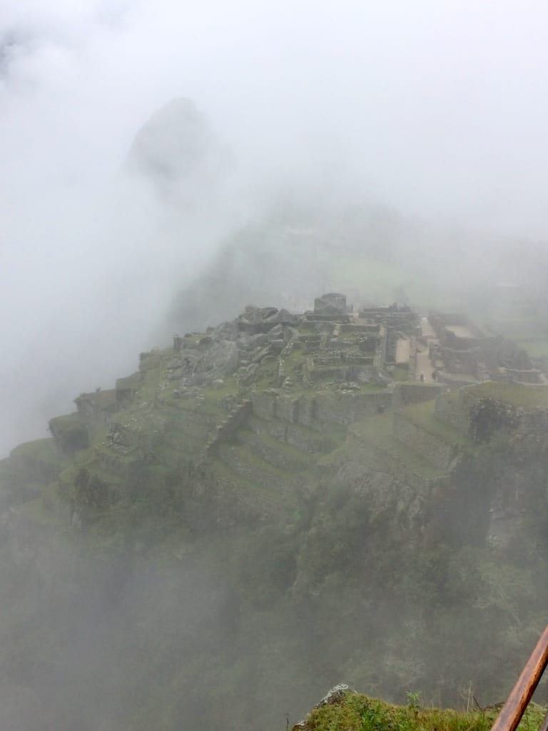 Machu picchu-montagne sacrée-merveille du monde-labyrinthe-pluie-touristes-Cusco-Agua Caliente-Perou