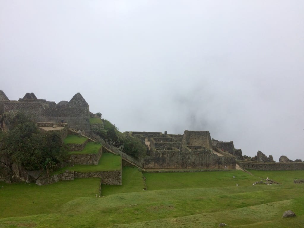 Machu picchu-montagne sacrée-merveille du monde-labyrinthe-pluie-touristes-Cusco-Agua Caliente-Perou