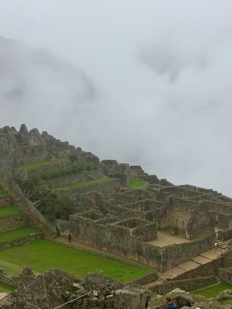 Machu picchu-montagne sacrée-merveille du monde-labyrinthe-pluie-touristes-Cusco-Agua Caliente-Perou
